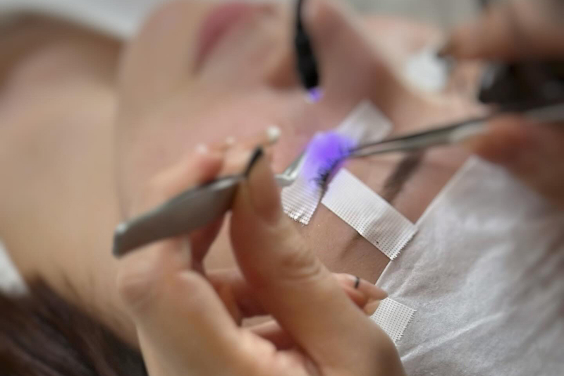 LEDエクステ導入サロン。光のやさしさで、より安全に、より美しく。